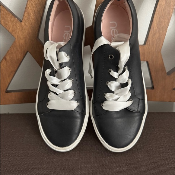 Nest used like a new women's low top platform sneaker in black/ - Picture 2 of 10